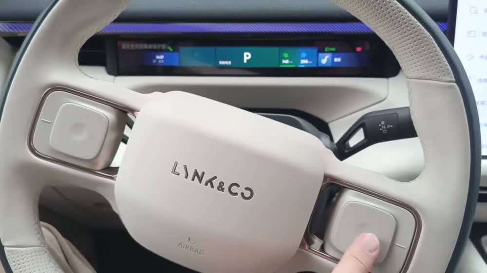 Руль Lynk & Co 900 с двумя круглыми кнопками на спицах